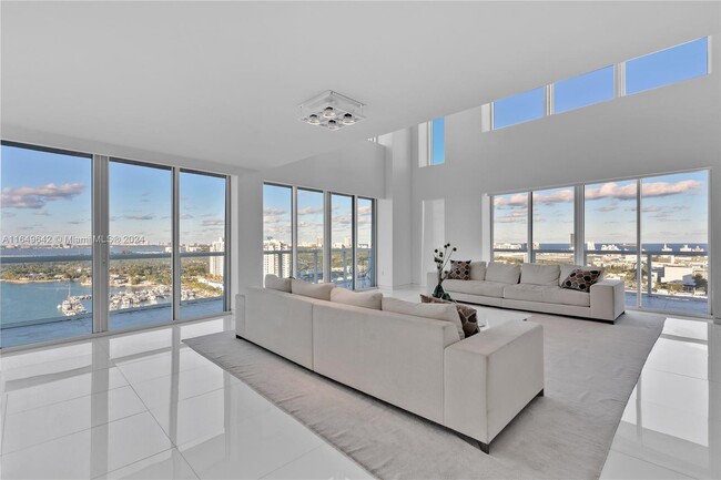 10 Venetian Way in Miami Beach, FL - Foto de edificio - Building Photo