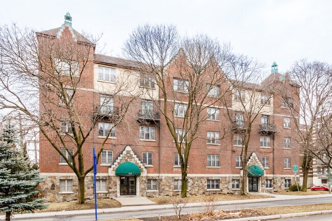 5551 Queen-Mary Ch in Montréal, QC - Building Photo - Building Photo