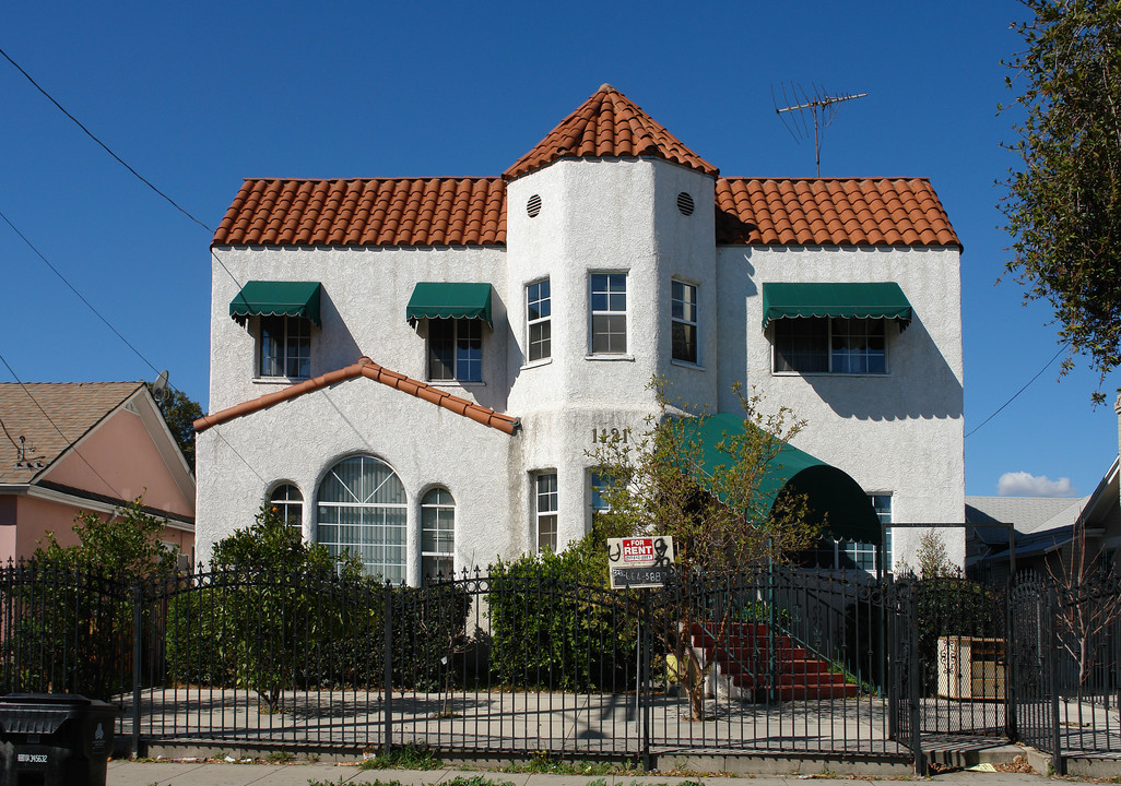 1121 Kenmore Ave in Los Angeles, CA - Building Photo