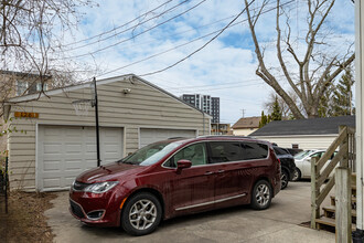 126 Woodmere Ave in East Lansing, MI - Foto de edificio - Building Photo