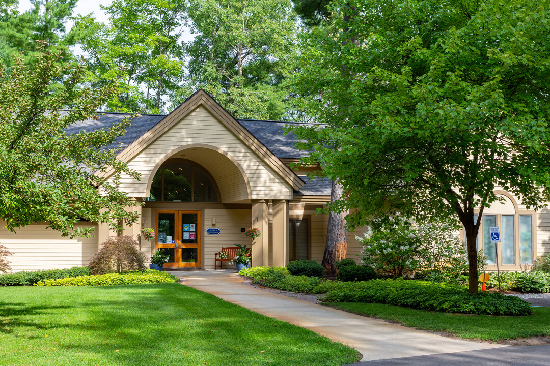 Lake Pointe Village in Traverse City, MI - Foto de edificio