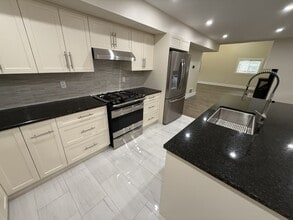 2342 E Wellington Rd in Nanaimo, BC - Building Photo - Building Photo