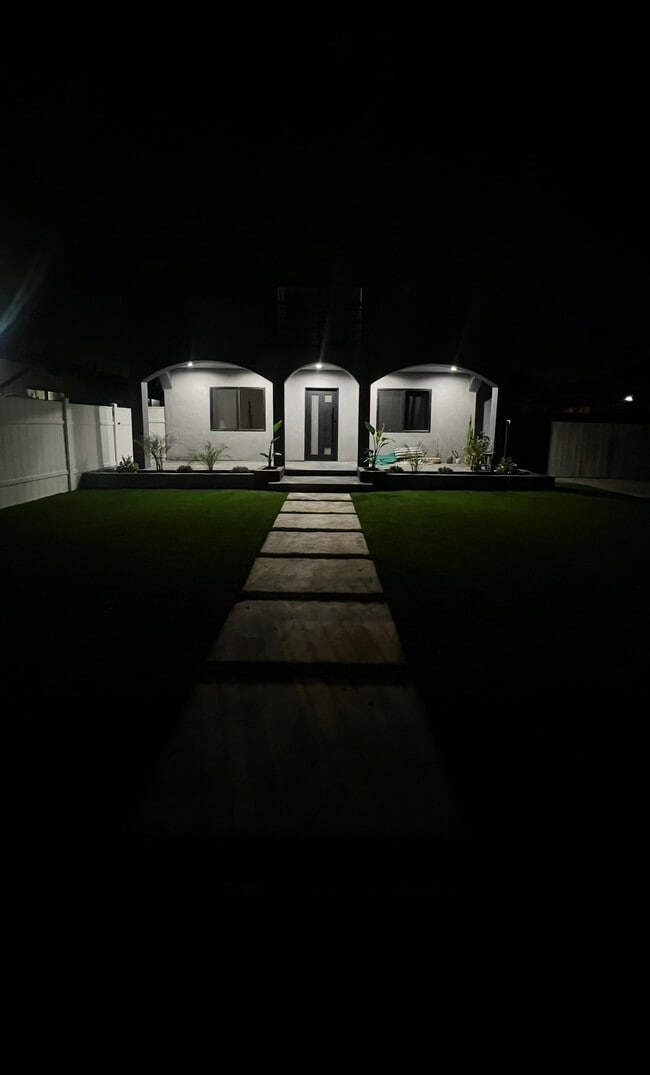 13935 Valerio St in Los Angeles, CA - Building Photo - Building Photo