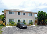 381 SE 15th Ave in Deerfield Beach, FL - Foto de edificio - Building Photo