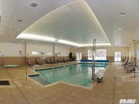 239 Pond View Dr in Port Washington, NY - Building Photo