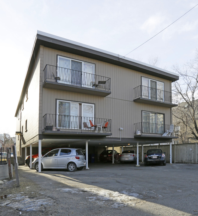 916 3rd Ave NW in Calgary, AB - Building Photo