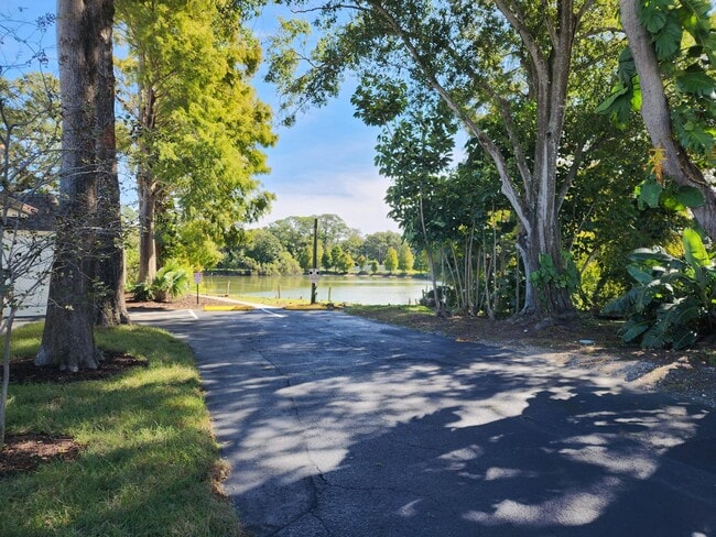 556 Clearwater Largo Rd N, Unit D in Largo, FL - Building Photo - Building Photo