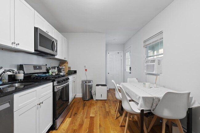 442 W Fourth St in Boston, MA - Building Photo - Building Photo