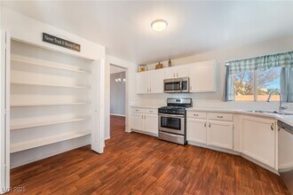 8401 Cinnamon Hill Ave in Las Vegas, NV - Building Photo - Building Photo