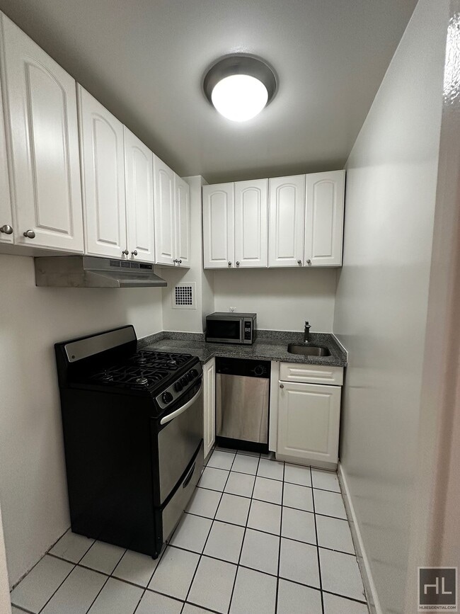 EAST 36 STREET in New York, NY - Building Photo - Building Photo