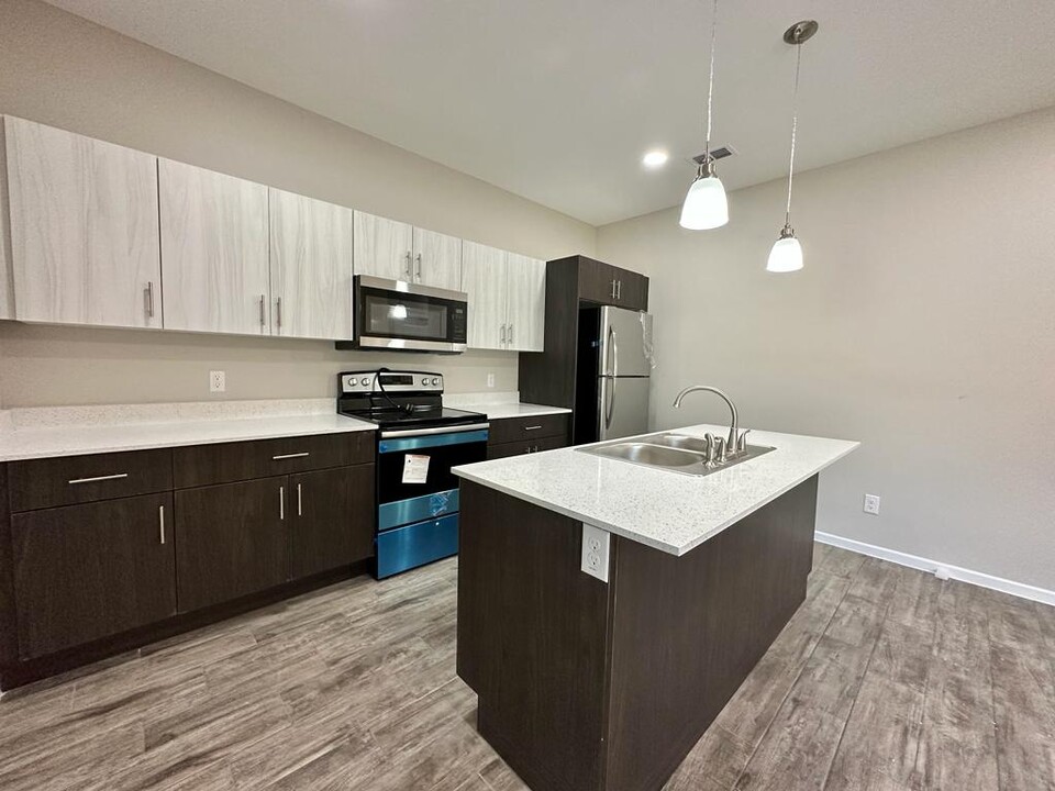 1312 Vani Dr, Unit 4 in Weslaco, TX - Foto de edificio