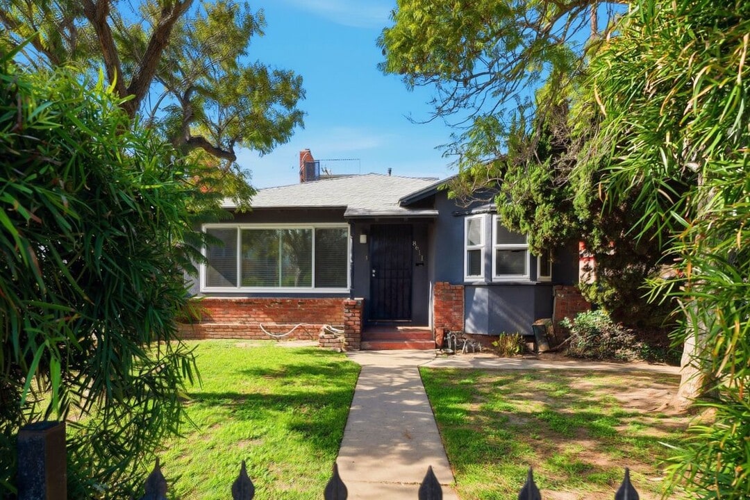 8611 S 5th Ave in Inglewood, CA - Foto de edificio