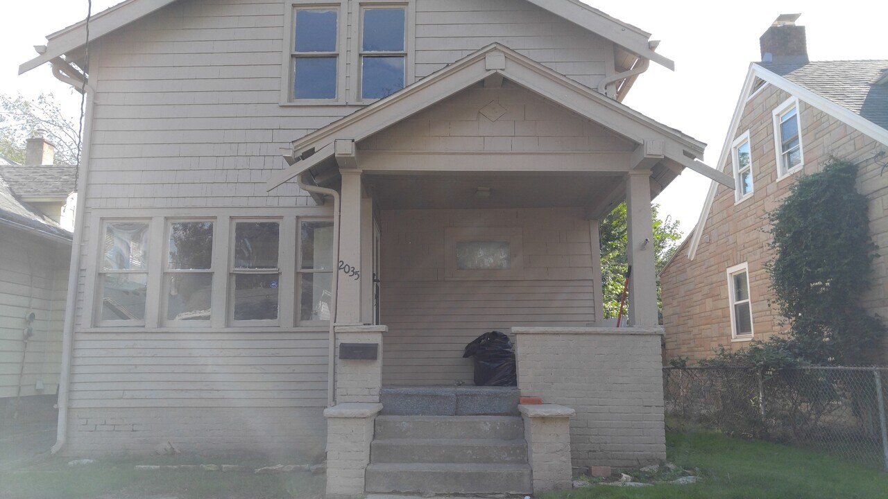 2035 Barrows St in Toledo, OH - Building Photo