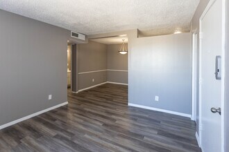 Tesota Four Hills South in Albuquerque, NM - Building Photo - Building Photo
