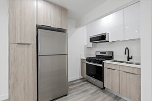 2034 S Garth Ave in Los Angeles, CA - Building Photo