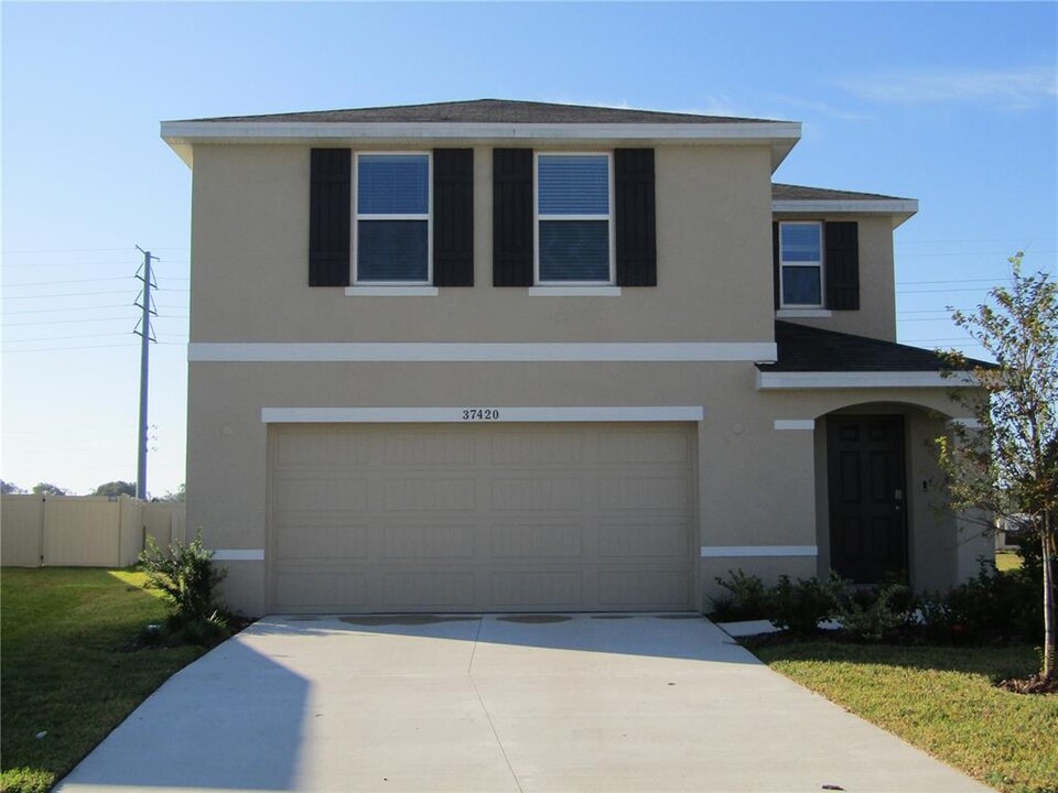 37420 Angel Wings Ave in Zephyrhills, FL - Foto de edificio