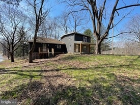 12399 Shue Ct in Glen Rock, PA - Building Photo