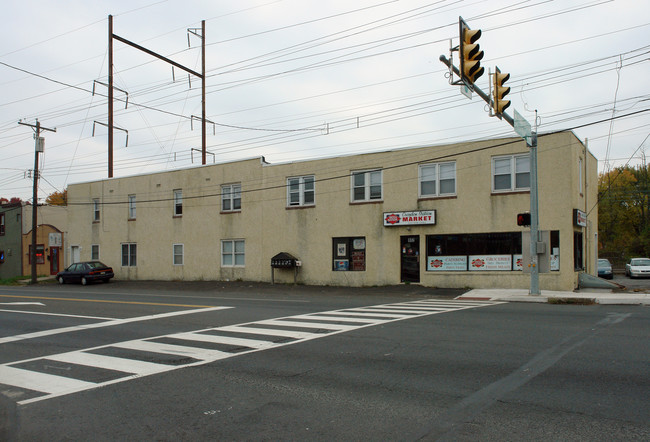 802 Bristol Pike in Croydon, PA - Foto de edificio - Building Photo