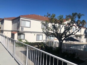 Villa Nova Townhomes in Costa Mesa, CA - Foto de edificio - Building Photo