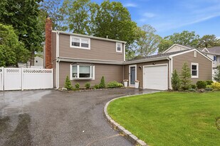 122 Shenandoah Blvd N in Nesconset, NY - Building Photo