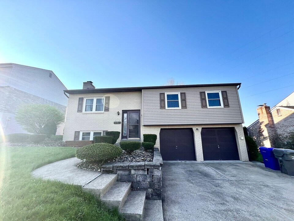 5038 Windriver Dr in Mckees Rocks, PA - Building Photo