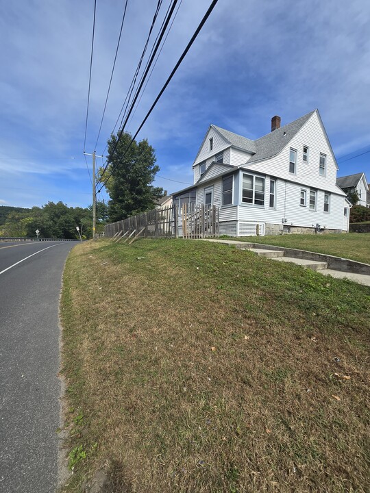 1954 Thomaston Ave in Waterbury, CT - Foto de edificio