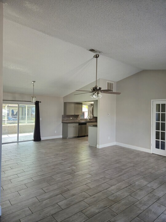 108 Loredo Ln in Kissimmee, FL - Building Photo