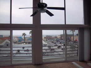 1037 Manhattan Ave in Hermosa Beach, CA - Foto de edificio - Building Photo