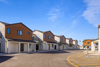 Roma Meadows in Phoenix, AZ - Building Photo - Building Photo