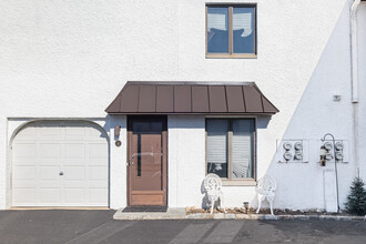 44 Sintsink Dr E in Port Washington, NY - Building Photo - Building Photo