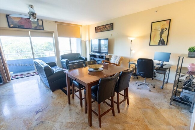 3250 Grand Ave in Miami, FL - Building Photo - Building Photo