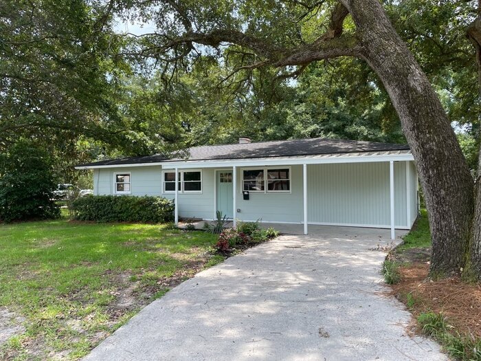 5918 Hagood Ave in Hanahan, SC - Building Photo