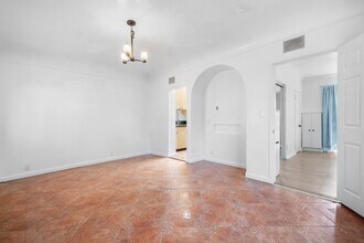 3268 Descanso Dr, Unit 3268 in Los Angeles, CA - Building Photo - Building Photo