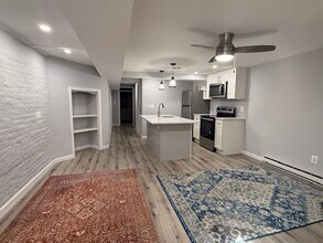 219 9th St SE, Unit APT B in Washington, DC - Building Photo - Building Photo