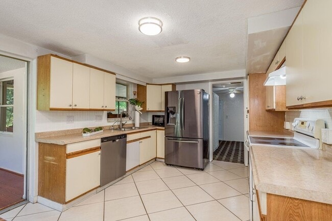 1748 Colmar Dr in Holiday, FL - Foto de edificio - Building Photo