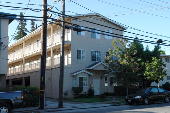 1245 Oak Grove Ave in Burlingame, CA - Foto de edificio - Building Photo