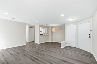 819 Stratford Way, Unit E in Frederick, MD - Foto de edificio - Building Photo