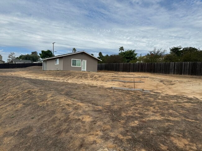 1129 Via Estrellada in Fallbrook, CA - Building Photo - Building Photo