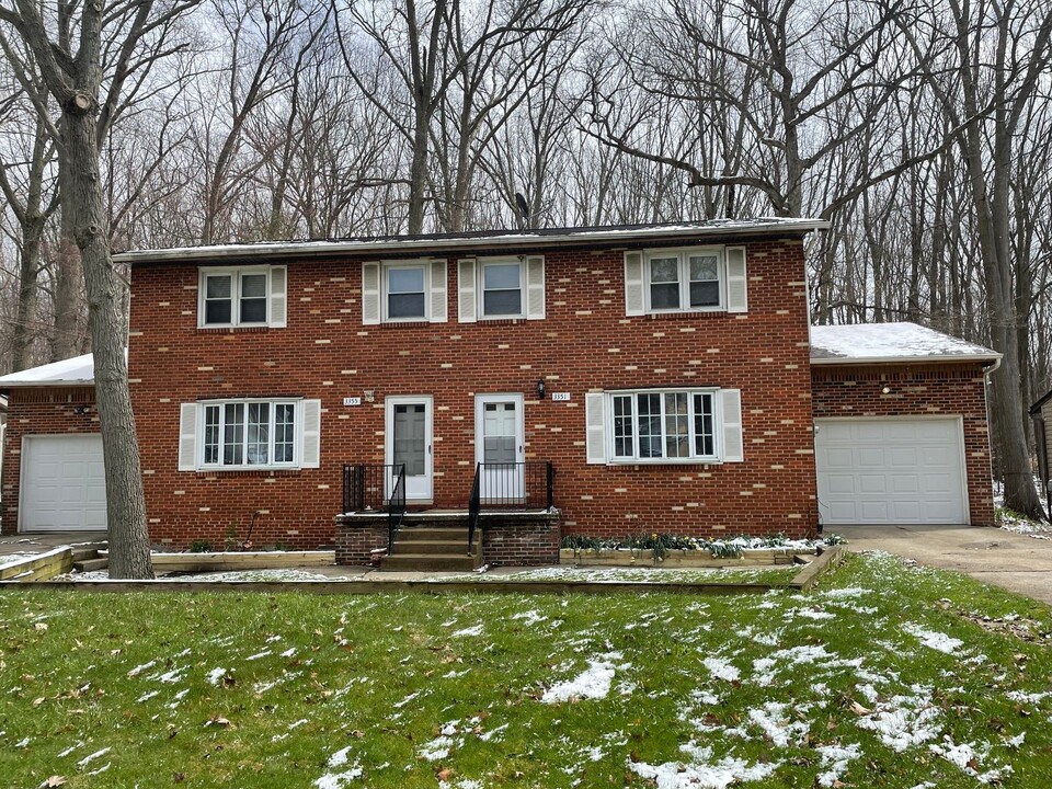 3351-3355 Hiwood Ave in Stow, OH - Foto de edificio