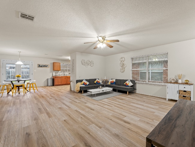 2817 Maegen Cir in Fort Worth, TX - Building Photo - Building Photo