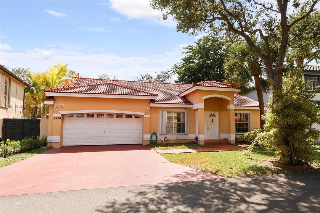 8934 NW 189th Terrace in Hialeah, FL - Building Photo