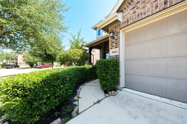8922 Pinenut Dr in Cypress, TX - Foto de edificio - Building Photo