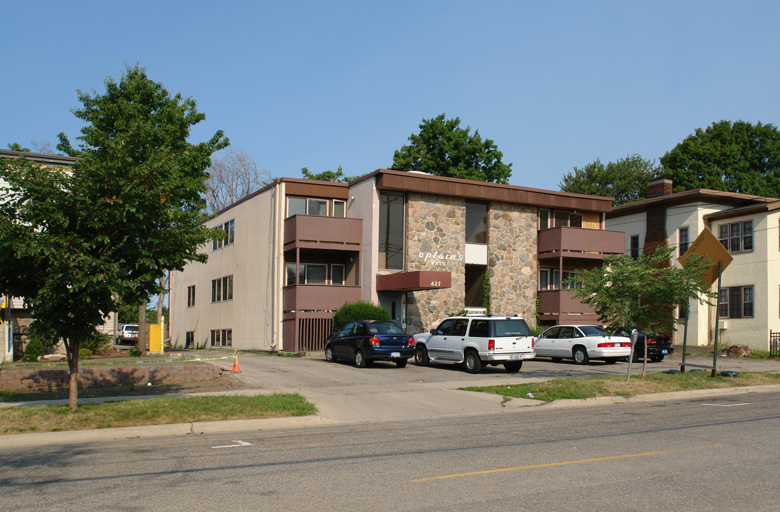 Captain's Walk Apartments in Lansing, MI - Building Photo