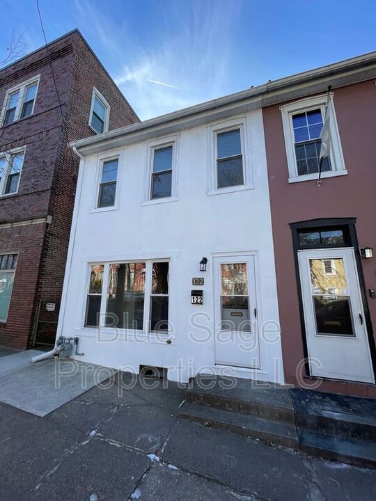 122 King St in Pottstown, PA - Building Photo