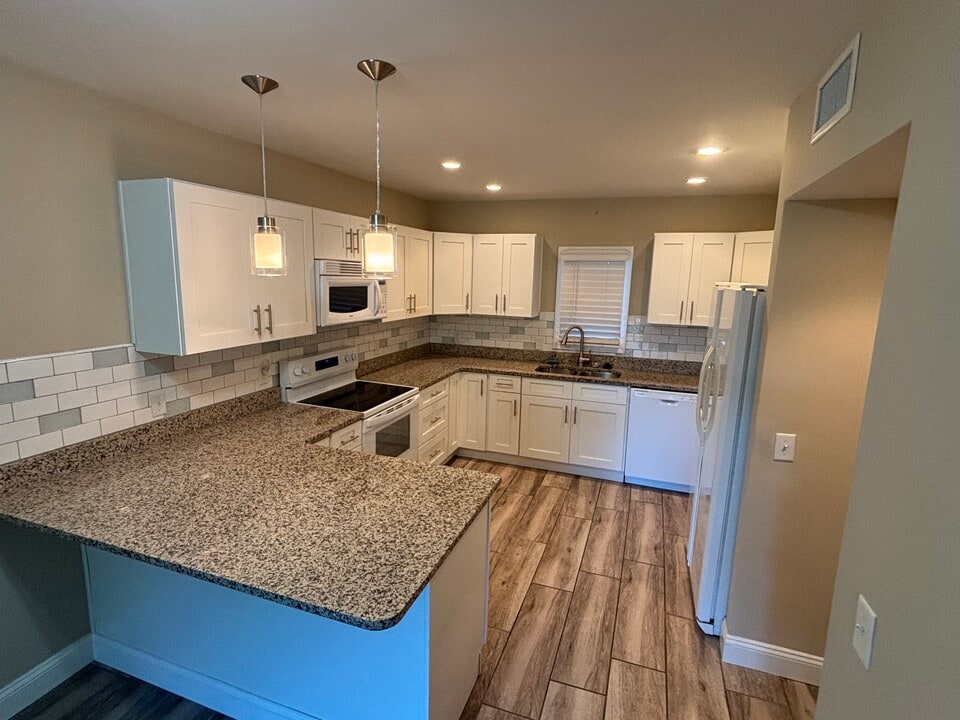 657 N Golf Villa Rd in St. Simons Island, GA - Building Photo