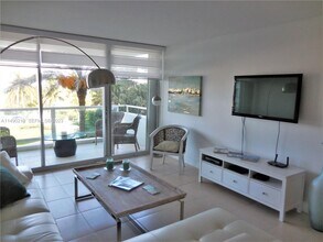 5151 Collins Ave in Miami Beach, FL - Foto de edificio - Building Photo