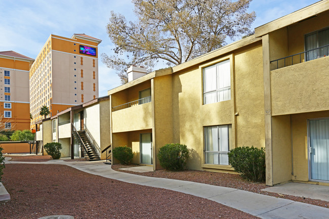 Harmon Crossings in Las Vegas, NV - Building Photo - Building Photo