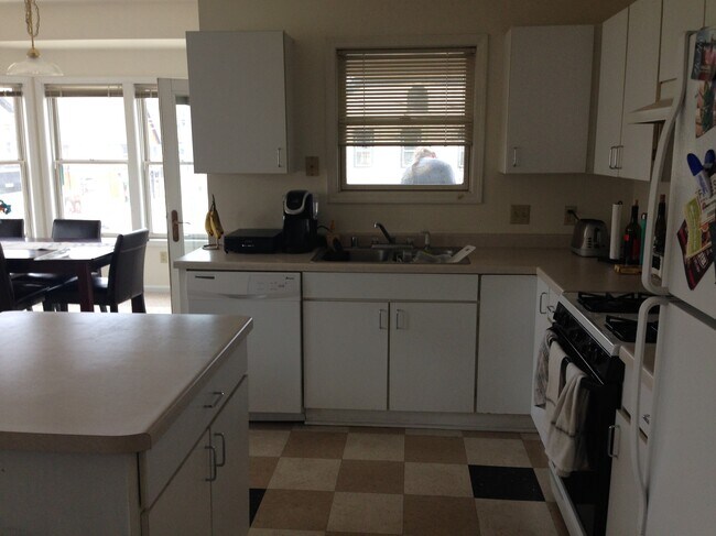 1706 N Arlington Pl, Unit B in Milwaukee, WI - Building Photo - Building Photo