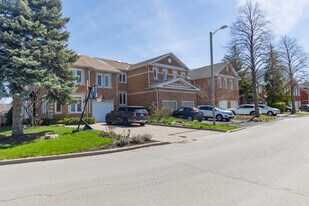 137 Brownstone Cir in Thornhill, ON - Building Photo