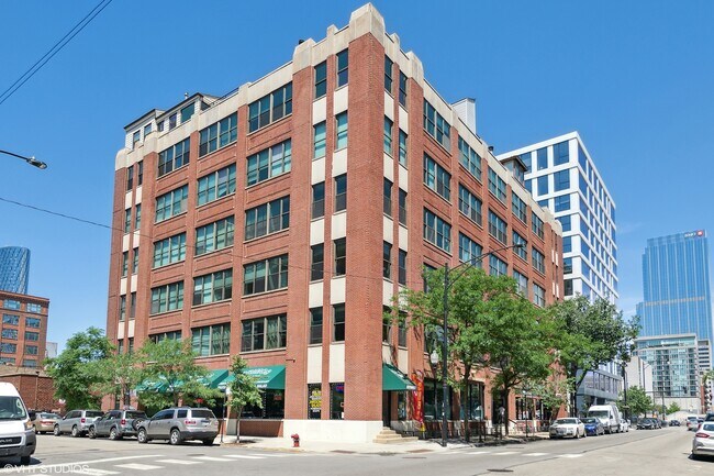 property at 812 W Van Buren St
